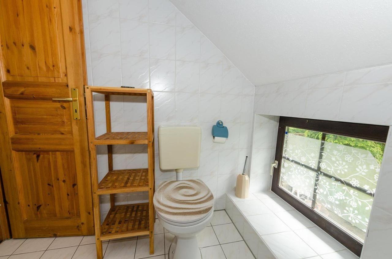 3-Raum-Fewo-Fuer-5-Personen-1-Aufbettung-Auf-Ruegen Apartamento Schaprode Exterior foto